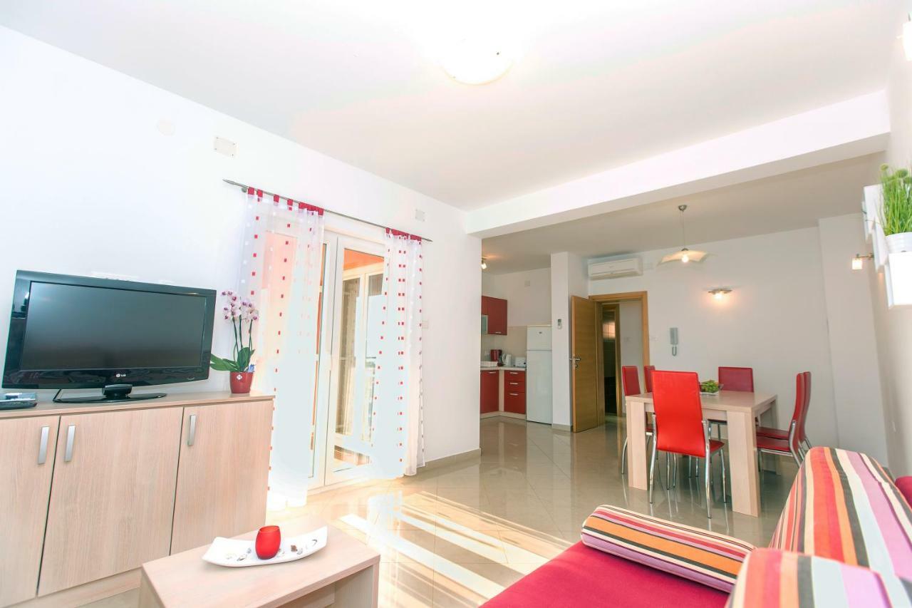 Apartments Villa Dina Karlobag Esterno foto