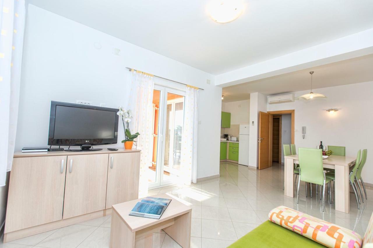 Apartments Villa Dina Karlobag Esterno foto