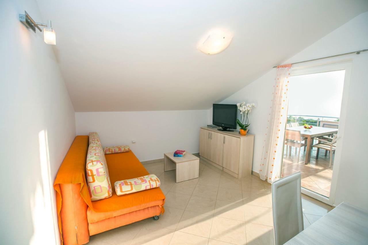 Apartments Villa Dina Karlobag Esterno foto