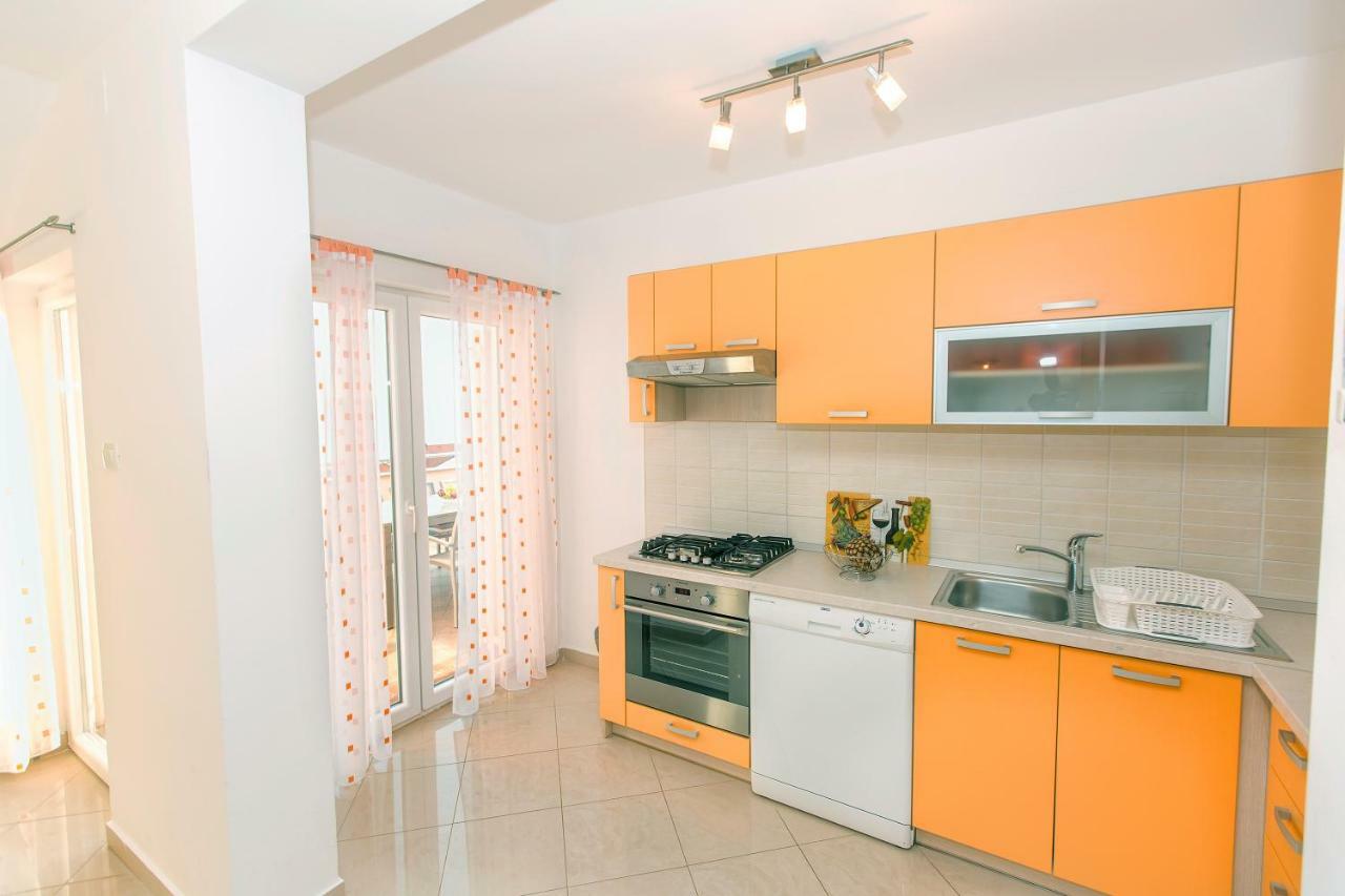 Apartments Villa Dina Karlobag Esterno foto