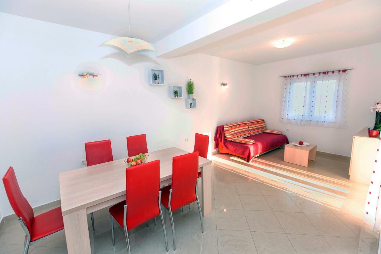 Apartments Villa Dina Karlobag Esterno foto