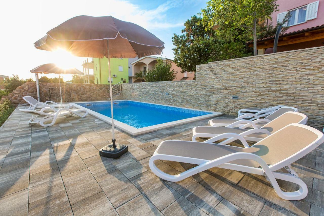 Apartments Villa Dina Karlobag Esterno foto