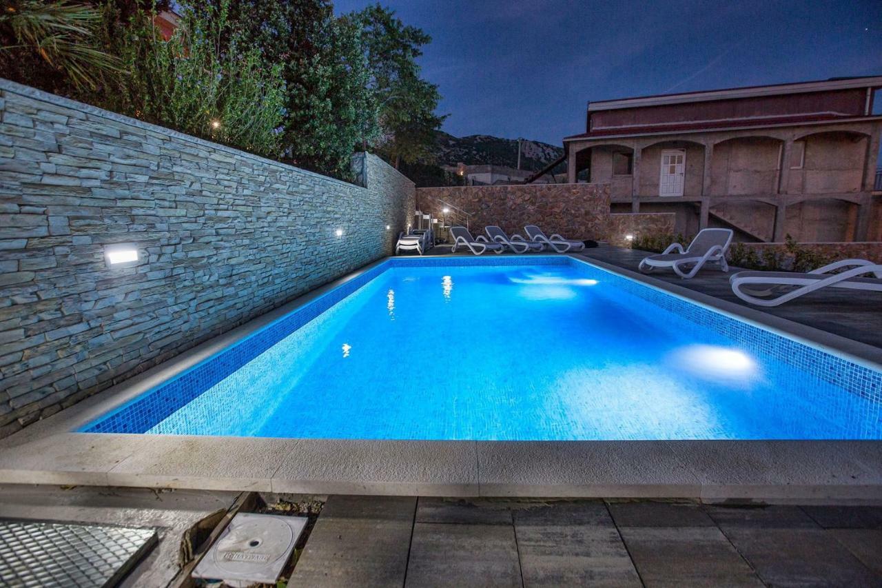Apartments Villa Dina Karlobag Esterno foto