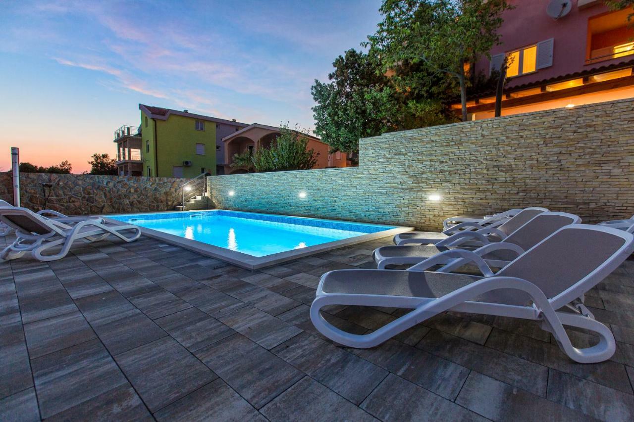 Apartments Villa Dina Karlobag Esterno foto