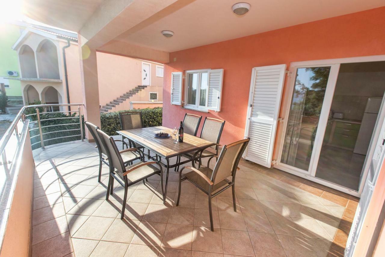 Apartments Villa Dina Karlobag Esterno foto