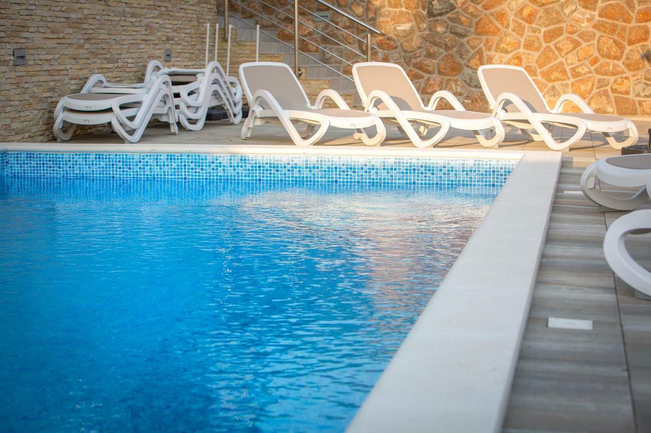 Apartments Villa Dina Karlobag Esterno foto